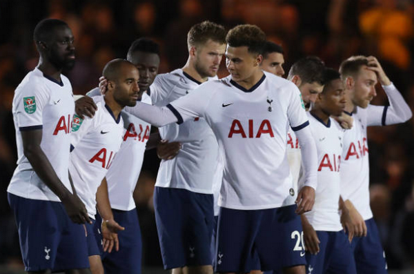 Ảnh bài viết Sao muốn ra đi sút hỏng penalty, Tottenham cay đắng bị loại bởi đội Hạng Ba