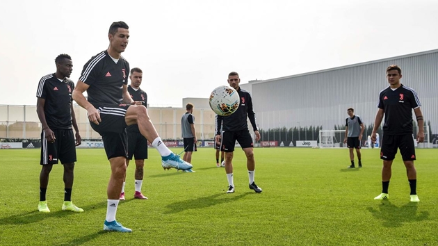 Ảnh bài viết Dàn sao Juventus "lặng người" khi nhìn Ronaldo phô diễn kỹ thuật