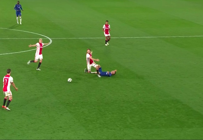Ảnh bài viết Ajax bị đuổi 2 người trong 1 phút, HLV nói lời cay đắng về VAR