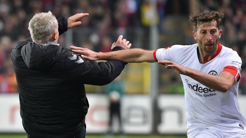 Ảnh bài viết SỐC! Bundesliga dậy sóng, "kẻ ám sát" Bayern hành động phi thể thao, nhận thẻ đỏ rời sân