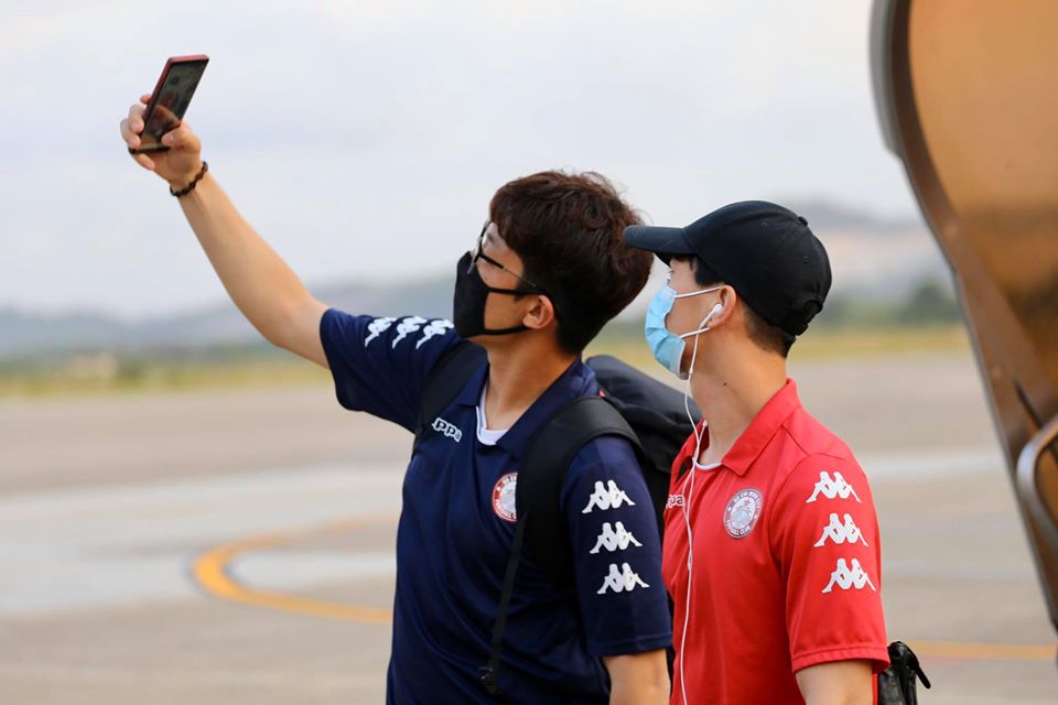 Ảnh bài viết Công Phượng tạo kiểu "selfie", CLB TP.HCM "diện" khẩu trang trên đường đến Quảng Nam