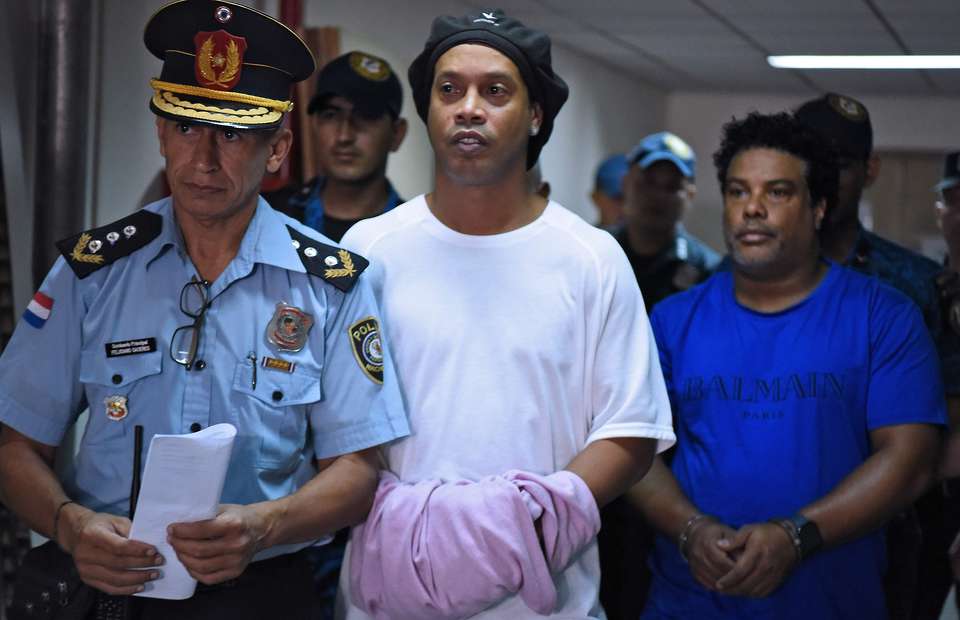Ảnh bài viết Bị bỏ tù, Ronaldinho vẫn xỏ giày đá bóng?