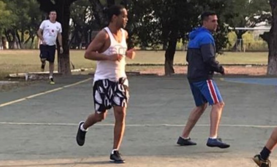 Ảnh bài viết CHOÁNG! Ronaldinho ghi 5 bàn, vô địch giải futsal trong tù