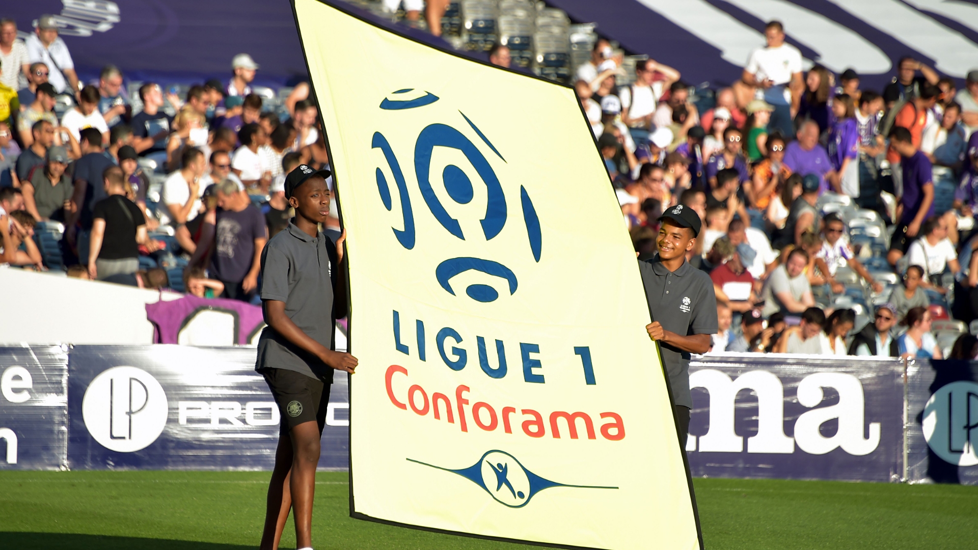 Ảnh bài viết Học theo Tottenham, Lyon "mượn gió bẻ măng" gửi yêu sách lên BTC Ligue 1