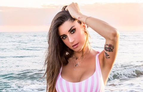 Ảnh bài viết Người đẹp bóng rổ đăng ảnh nội y sexy: "Tôi nên mặc gì đây?"