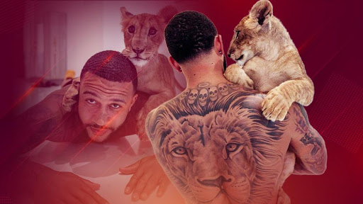 Ảnh bài viết Memphis Depay âu yếm báu vật "sư hổ" mùa dịch