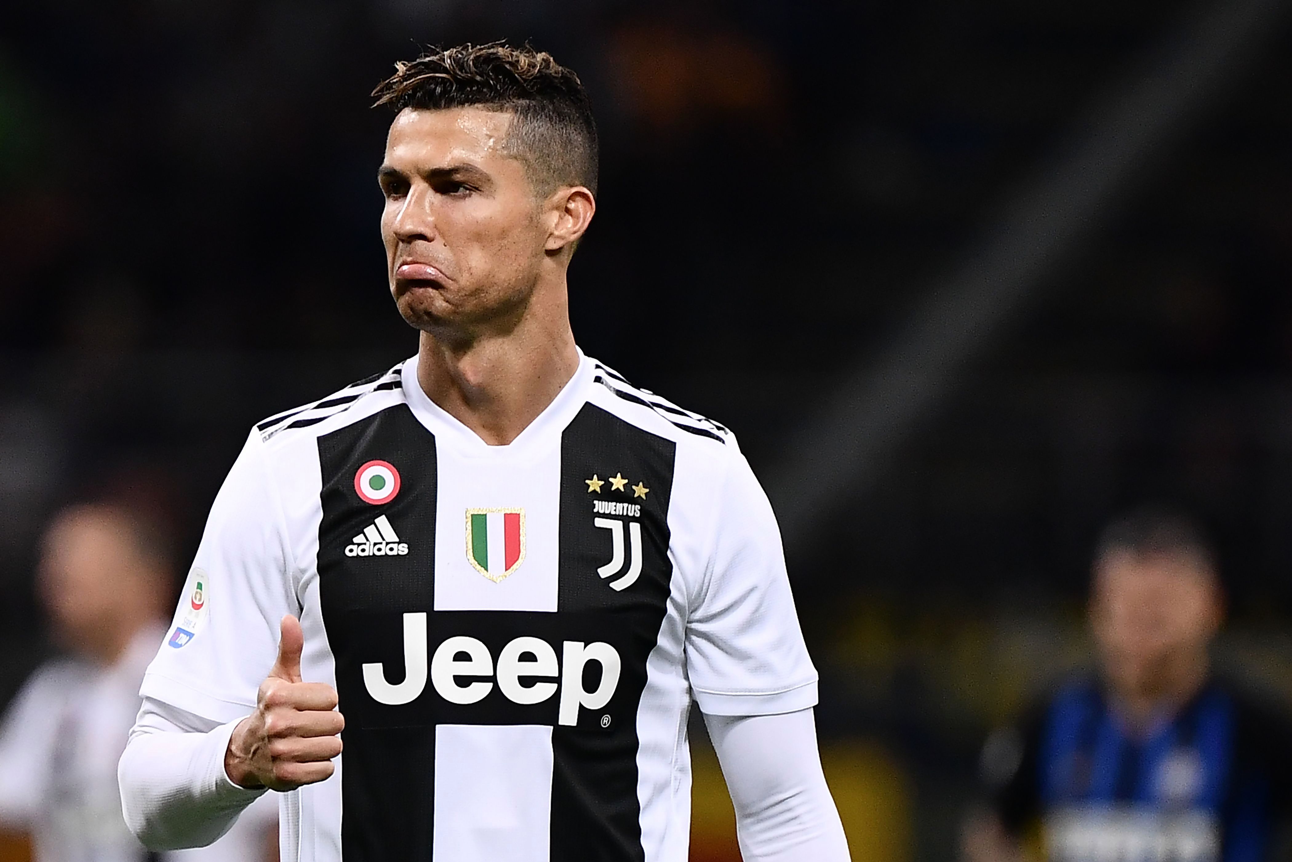 Ảnh bài viết Đóng góp chống COVID-19, "người lạ mặt" đích thân được Ronaldo khen ngợi