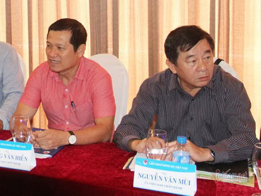 Ảnh bài viết "Vua" sai be bét, Ban trọng tài cứ ngoảnh mặt thờ ơ?