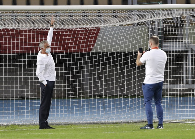 Ảnh bài viết Tottenham thắng trận, Mourinho lại 'gây bão' với một hình ảnh