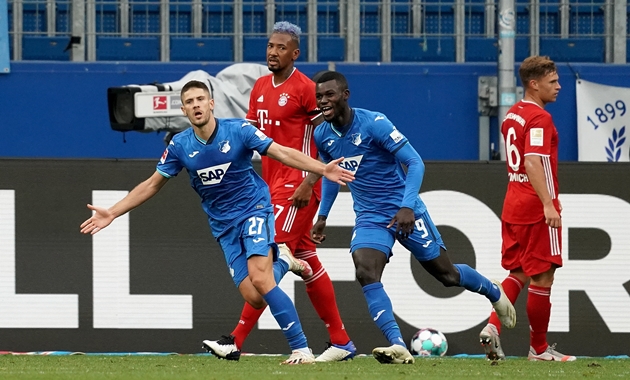 Ảnh bài viết Bundesliga rung chuyển, Manuel Neuer phải vào lưới nhặt bóng 4 lần