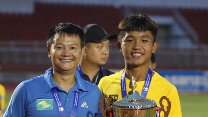 Ảnh bài viết Cùng SLNA vô địch, Văn Quyến đưa ra câu trả lời về "truyền nhân"