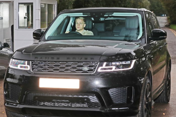 Ảnh bài viết Van de Beek khoe "xế xịn", Pogba được vợ chở đến Carrington tập luyện