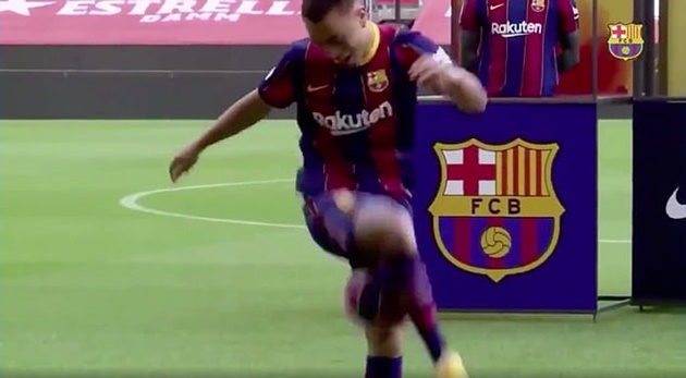 Ảnh bài viết SỐC! Tân binh Barcelona có màn ra mắt tệ chưa từng thấy