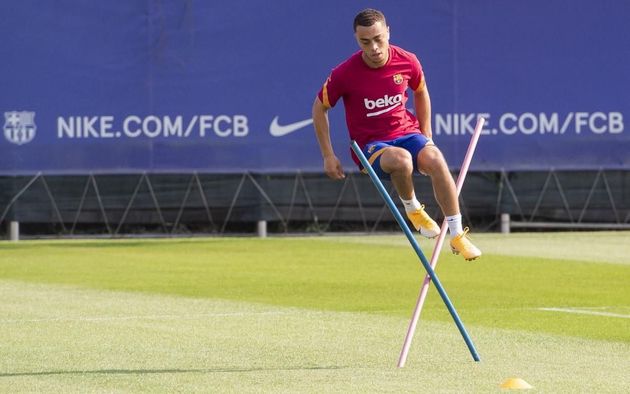 Ảnh bài viết Sau màn ra mắt 'thảm họa', tân binh lạnh lùng trên sân tập Barca