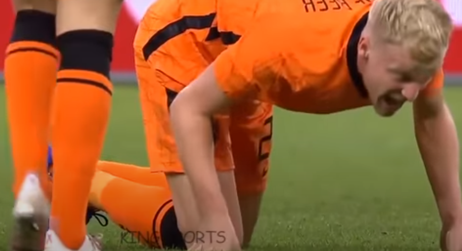 Ảnh bài viết Thi đấu với đội tuyển, Van de Beek khiến fan M.U thót tim