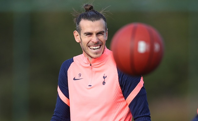 Ảnh bài viết Bỏ golf chơi bóng rổ, Bale khiến NHM phì cười với hình ảnh mới mẻ