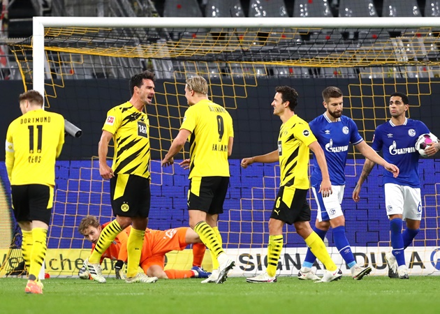 Ảnh bài viết Bùng nổ hiệp 2 trước Schalke 04, Dortmund 'phà hơi nóng' lên Bayern