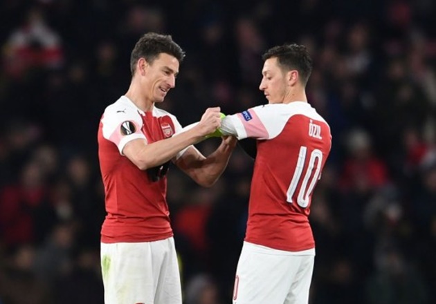 Ảnh bài viết Bênh Ozil, thủ lĩnh cũ của Arsenal tố Arteta có vấn đề
