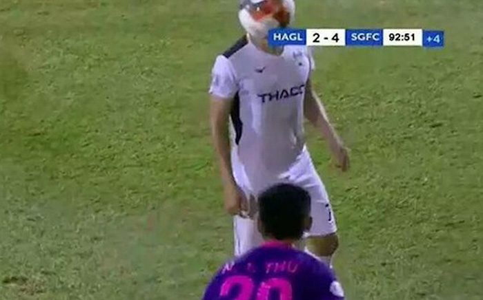Ảnh bài viết Ném bóng vào mặt Hồng Duy, cầu thủ Sài Gòn FC nhận án phạt từ VFF