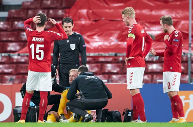 Ảnh bài viết Nỗi khiếp đảm Cech tái hiện, Kasper Schmeichel gục xuống sân đáng sợ