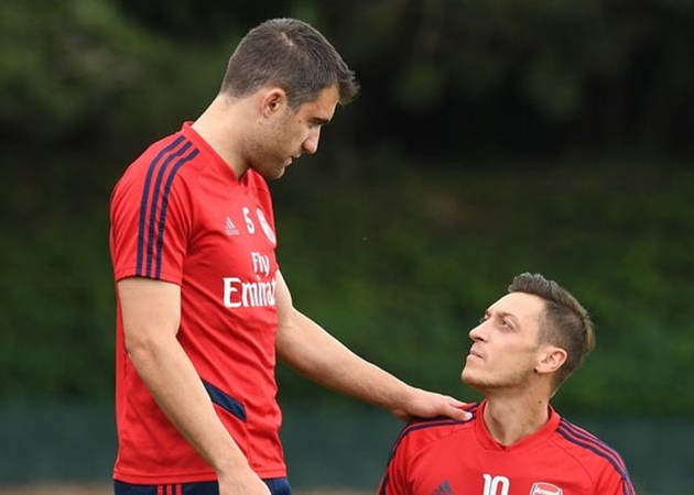 Ảnh bài viết 'Nạn nhân' của Arteta nháy mắt với Ozil, lộ bến đỗ mới nếu rời Arsenal