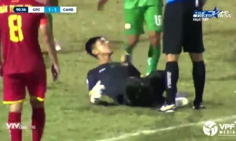 Ảnh bài viết  Khoảnh khắc đáng xấu hổ của bóng đá Việt lên báo nước ngoài