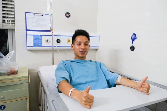 Ảnh bài viết Đại diện CLB TP.HCM đến thăm hỏi, Hùng Dũng nói ngay 1 lời ruột gan