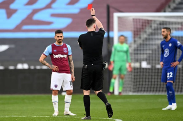 Ảnh bài viết 'Tôi không thể tin đó là thẻ đỏ. Thật nực cười!'