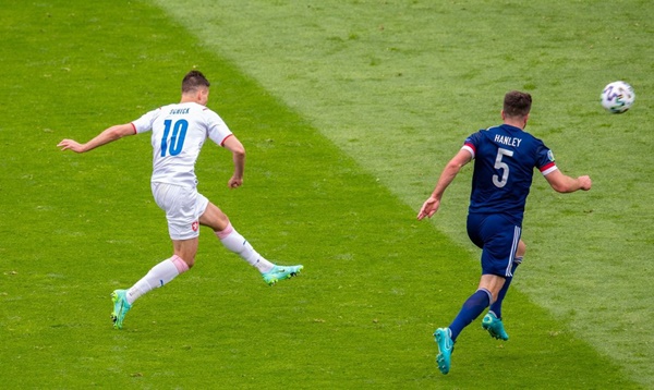Ảnh bài viết Ghi bàn từ giữa sân, “Ibrahimovic CH Séc” đi vào lịch sử EURO