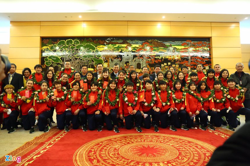 Ảnh bài viết Tuyển nữ Việt Nam về đến sân bay Nội Bài
