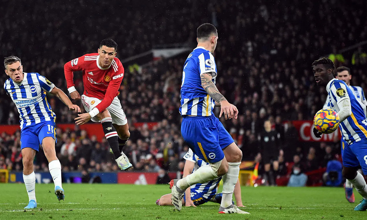 Ảnh bài viết Ronaldo tung cú sút trái phá trong vòng vây 6 cầu thủ 