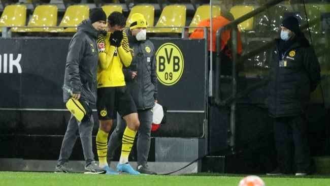 Ảnh bài viết Đá chính sau 6 tháng, tài năng Dortmund rời sân trong nước mắt