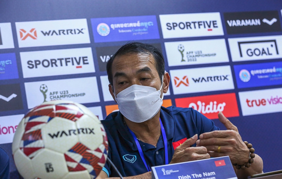 Ảnh bài viết HLV Đinh Thế Nam tiết lộ lời dặn dò với thủ môn đá tiền đạo