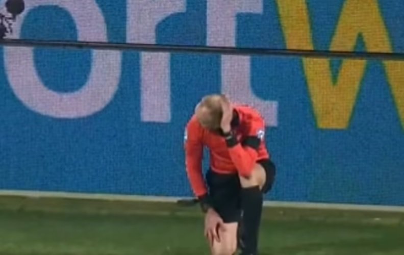 Ảnh bài viết Trận đấu tại Bundesliga dừng ở phút 70 vì trọng tài bị ném vào đầu