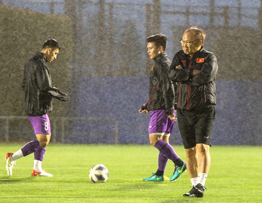 Ảnh bài viết Tuyển Việt Nam tập trong mưa, chuẩn bị đấu Nhật Bản