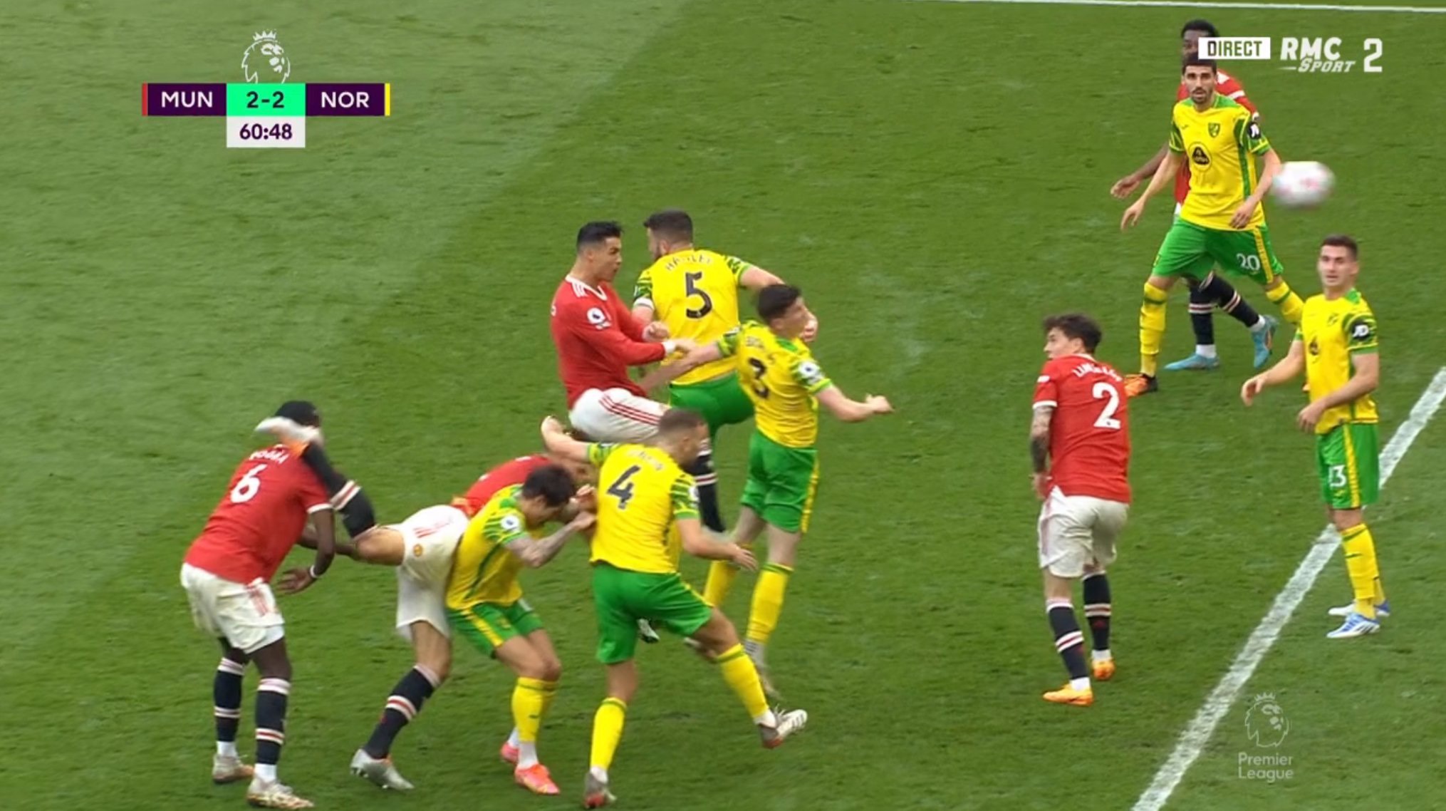 Ảnh bài viết Cạn lời! Maguire đá trúng đầu Pogba, "số 6" M.U giận tím mặt