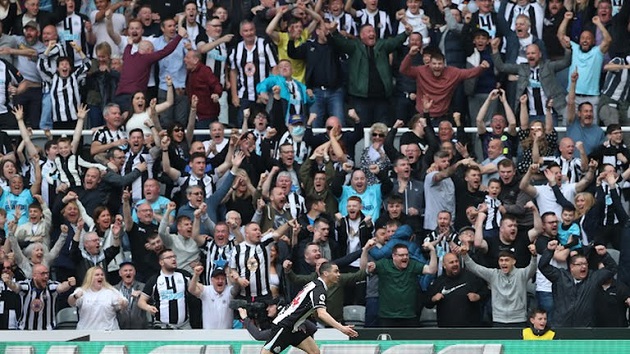 Ảnh bài viết Việt vị cả dặm, sao Newcastle ăn mừng như trúng số trước Liverpool