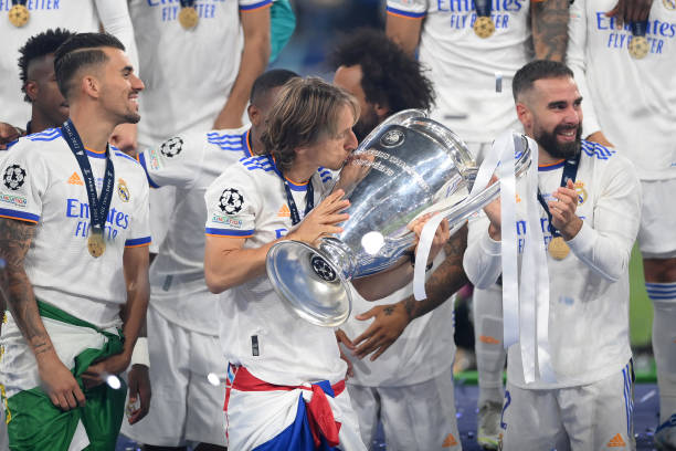 Ảnh bài viết Arnold nhảy múa trong vòng cấm, Modric bực mình vì Casemiro