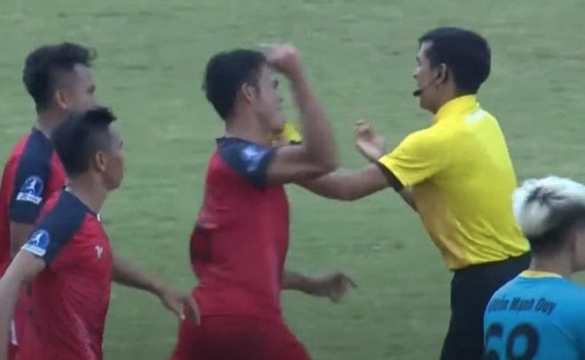 Ảnh bài viết Cầu thủ đấm trọng tài dự định treo giày