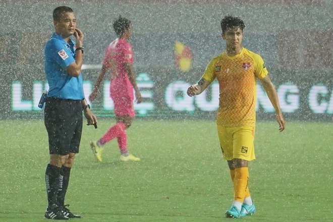 Ảnh bài viết Dừng lăn bóng nửa tiếng vì bão, Hải Phòng vẫn hạ đẹp Sài Gòn FC