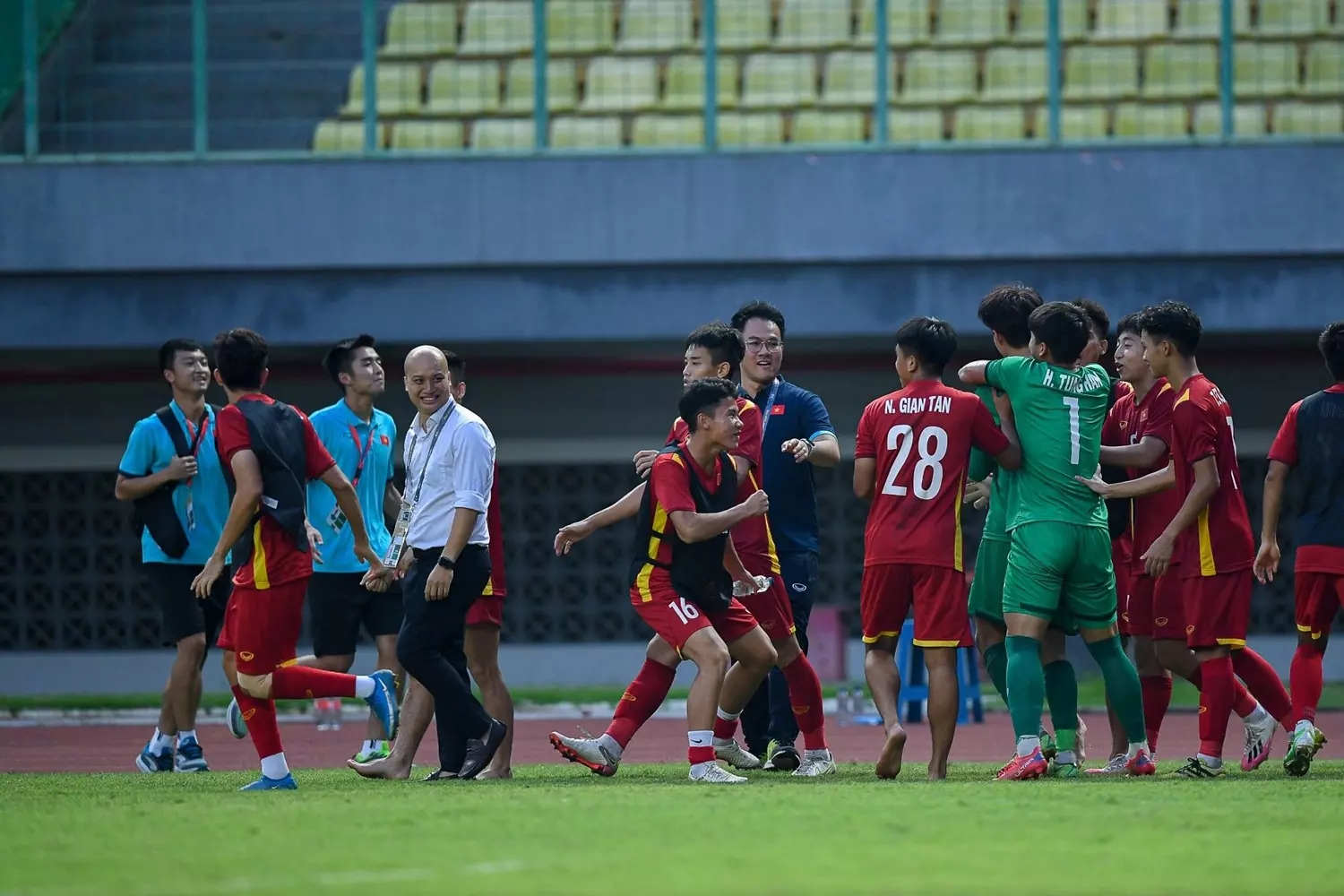 Ảnh bài viết Messi Thái an ủi đàn em sau trận thua U19 Việt Nam