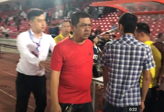 Ảnh bài viết Trọng tài FIFA bị CĐV Hải Phòng nhổ nước bọt vào mặt