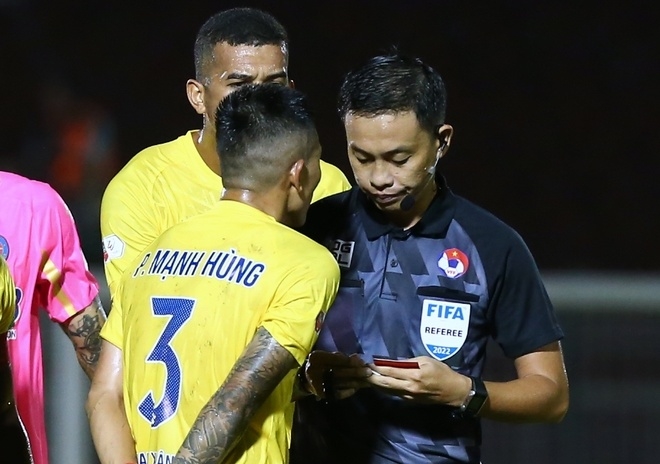 Ảnh bài viết HLV Lê Văn Sỹ: 'Chiếc thẻ đỏ quá nặng'