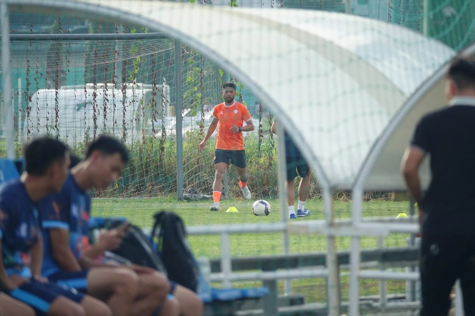 Ảnh bài viết Lee Nguyễn được 'che chắn' kỹ ở buổi tập đầu tiên cùng CLB TPHCM