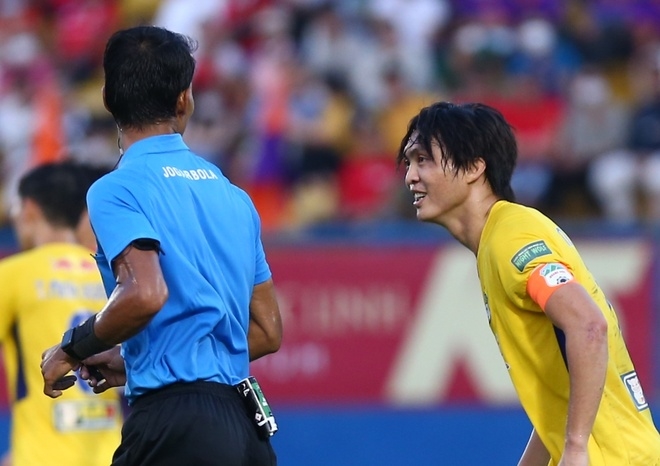 Ảnh bài viết Cầu thủ HAGL phản ứng trọng tài để đòi penalty