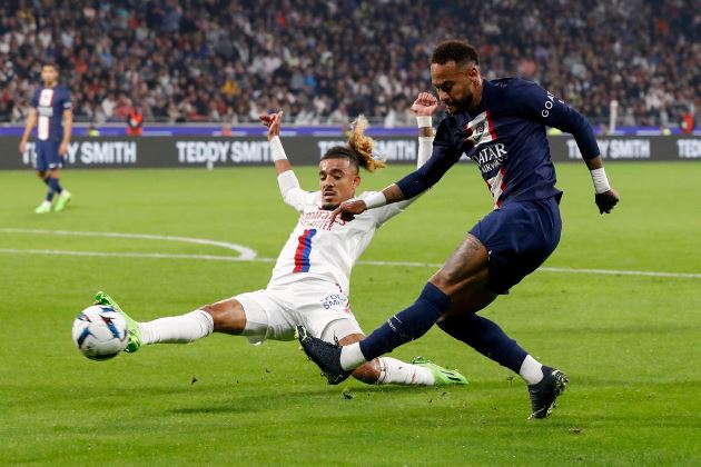 Ảnh bài viết Man United, Barcelona tranh mua hậu vệ phải Lyon