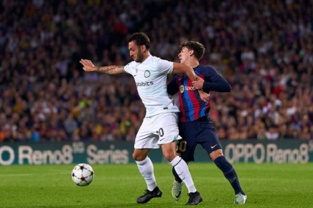 Ảnh bài viết Dàn tiền vệ trứ danh Barca chào thua "cỗ máy chuyền dài"