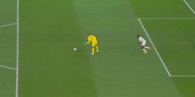 Ảnh bài viết Diogo Costa suýt ném bay 3 điểm của BĐN