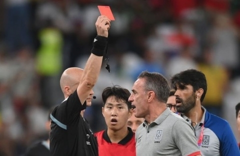 Ảnh bài viết HLV tuyển Hàn Quốc nhận thẻ đỏ sau trận thua Ghana