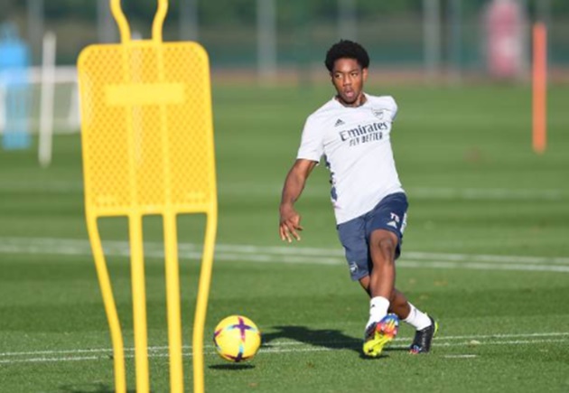 Ảnh bài viết Smith Rowe chưa tái xuất, gương mặt mới xuất hiện trên sân tập Arsenal